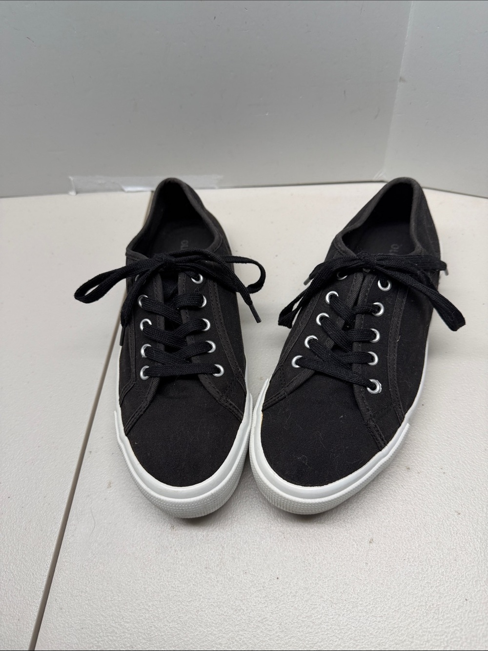 Old Navy Black and White Women's Low-Top Canvas Sneakers. Size 8